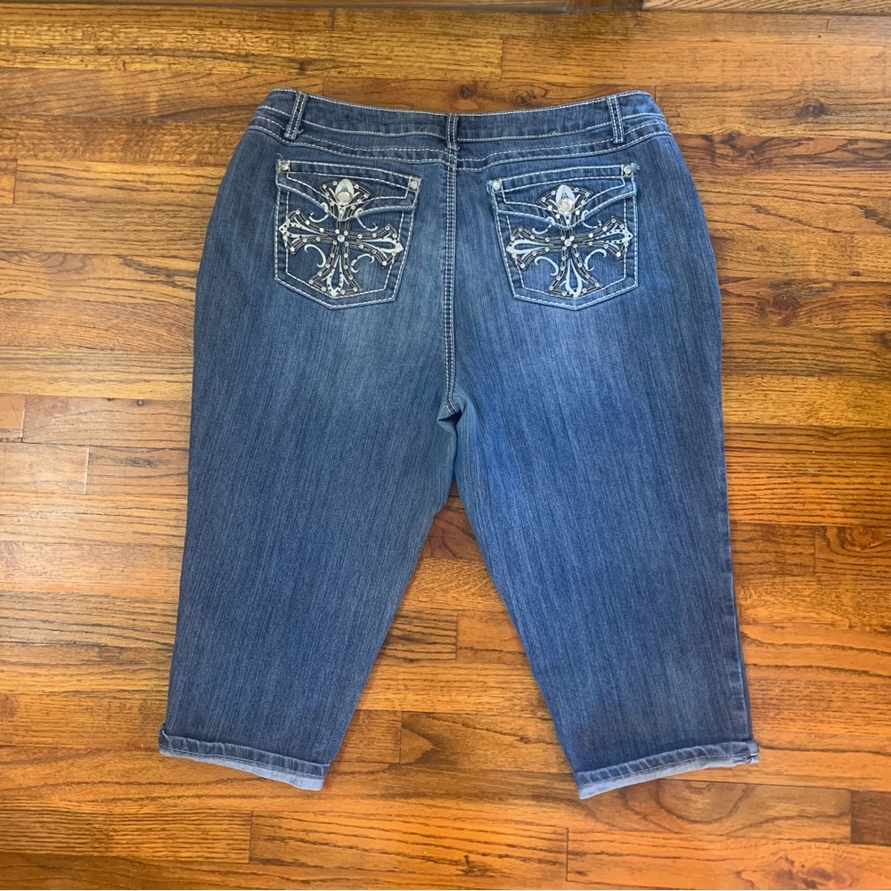 Cato Capri Knee Length Stonewashed Blue Jeans 
18W
Embellished Pocket
Length 31” - Picture 12 of 16